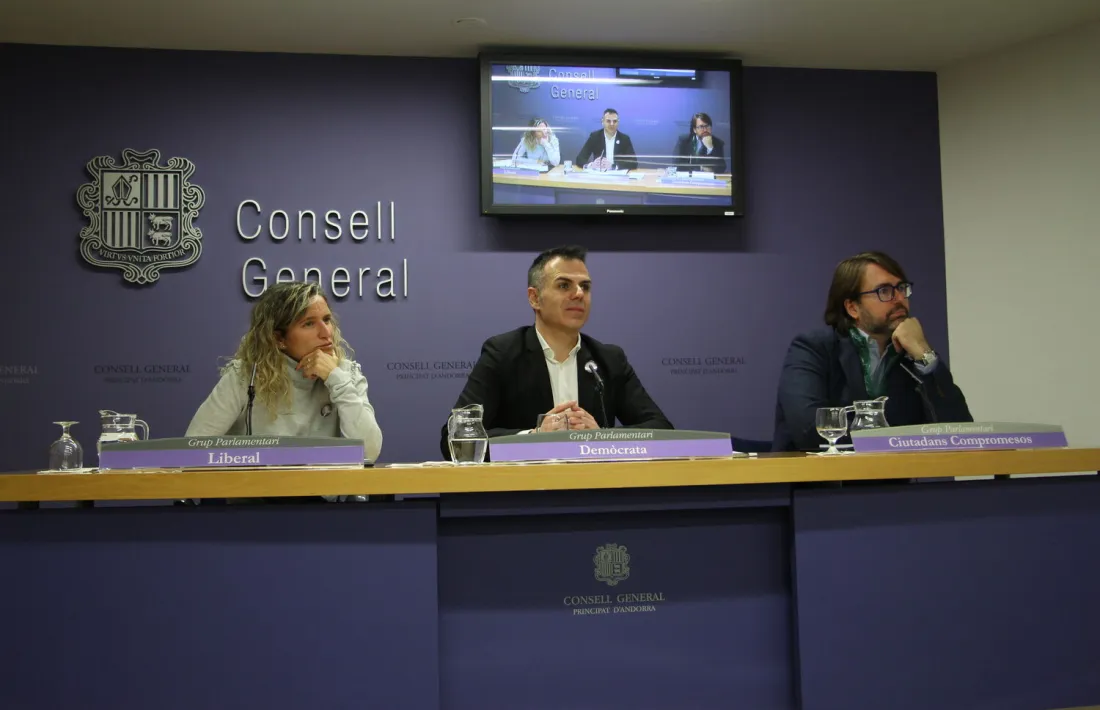 Eva López (Liberals); Joan Carles Ramos (Demòcrates) i Carles Naudi (Ciutadans Compromesos), durant la roda de premsa per presentar els canvis a la llei de seguretat.