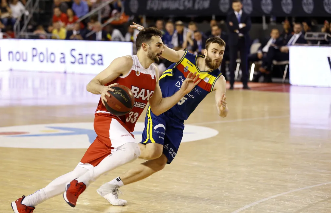 David Jelínek intenta aturar la progressió d’Álvaro Muñoz en el partit disputat la temporada passada al Nou Congost.