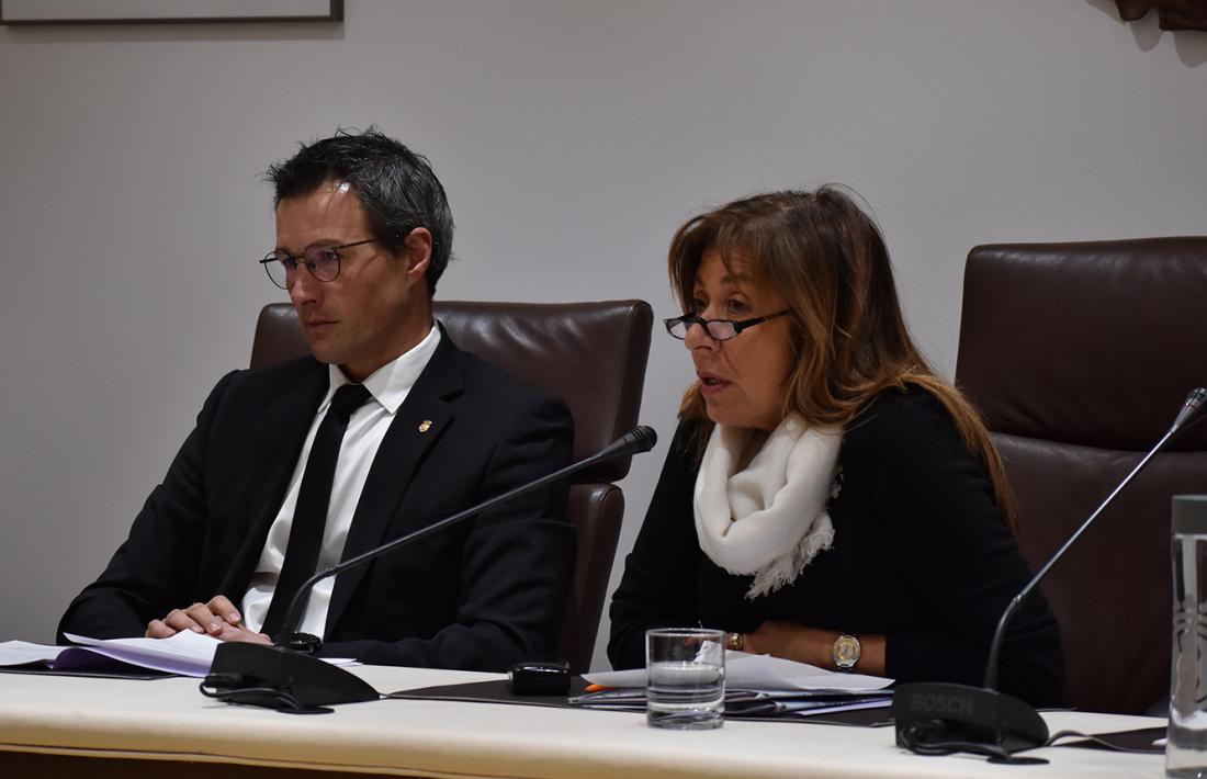 David Astriè i Conxita Marsol, en el consell urgent convocat dissabte per aprovar l'acord amb les companyies asseguradores per l'incendi dels Serradells.