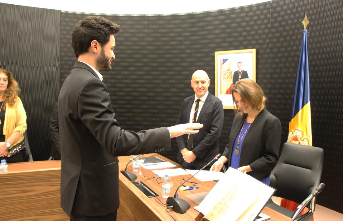 La cònsol Gili pren jurament a Cerni Escale com a secretari general del Comú escaldenc.