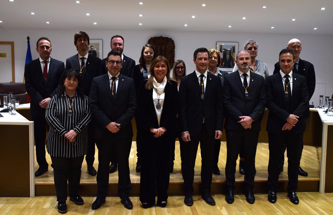 Foto de família de la nova corporació, amb el secretari general, Àngel Grau, i l'interventor, Joan Obiols.