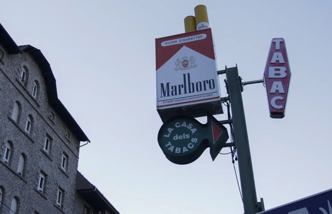 Publicitat d’un establiment especialitzat en la venda de tabac a Escaldes.