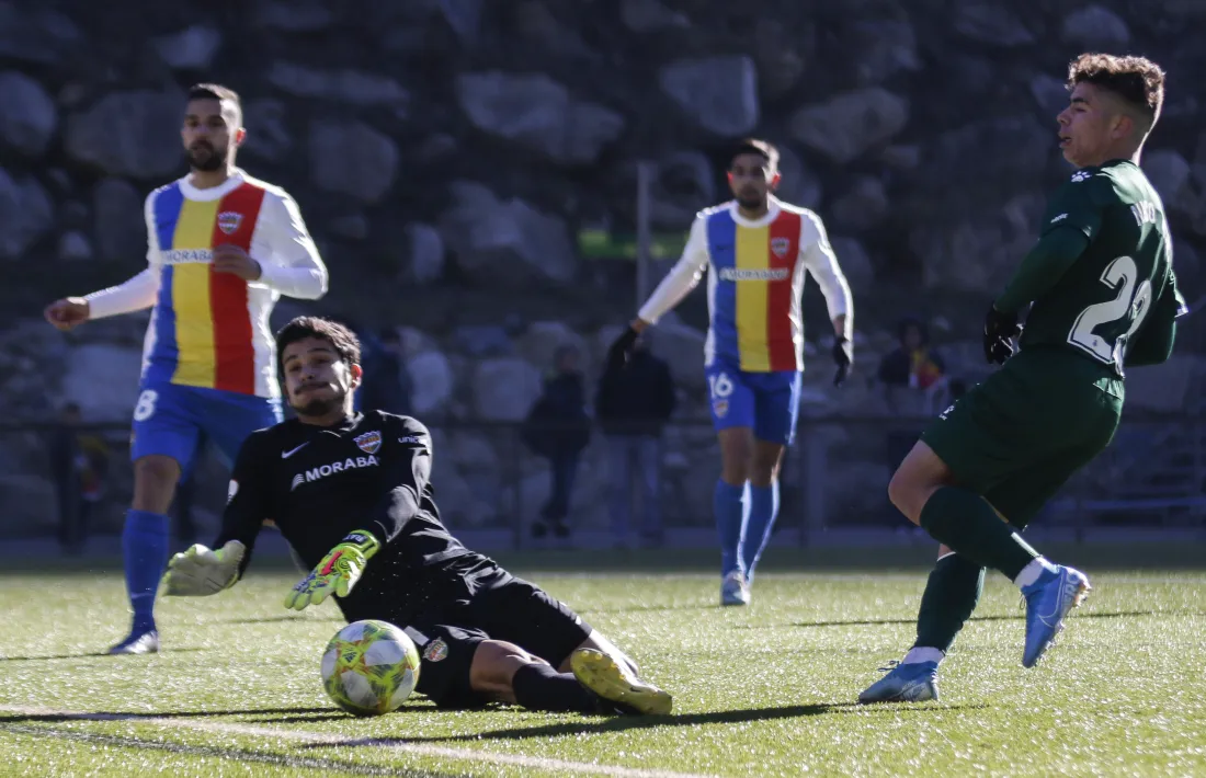 Ratti surt als peus de Nico Melamed per evitar un nou gol dels blanc-i-blaus.