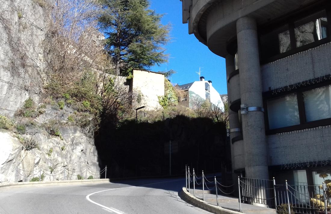 El tronc del colomer, que és tot el que en queda, vist des de Doctor Vilanova.