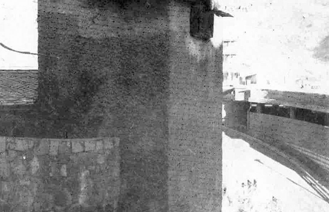 El colomer de casa Mateu, als anys 70, abans de l’incendi que en va destruir el llosat.