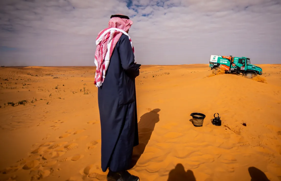 Un saudita mira el pas del camió de Llovera durant la setena etapa del Dakar.