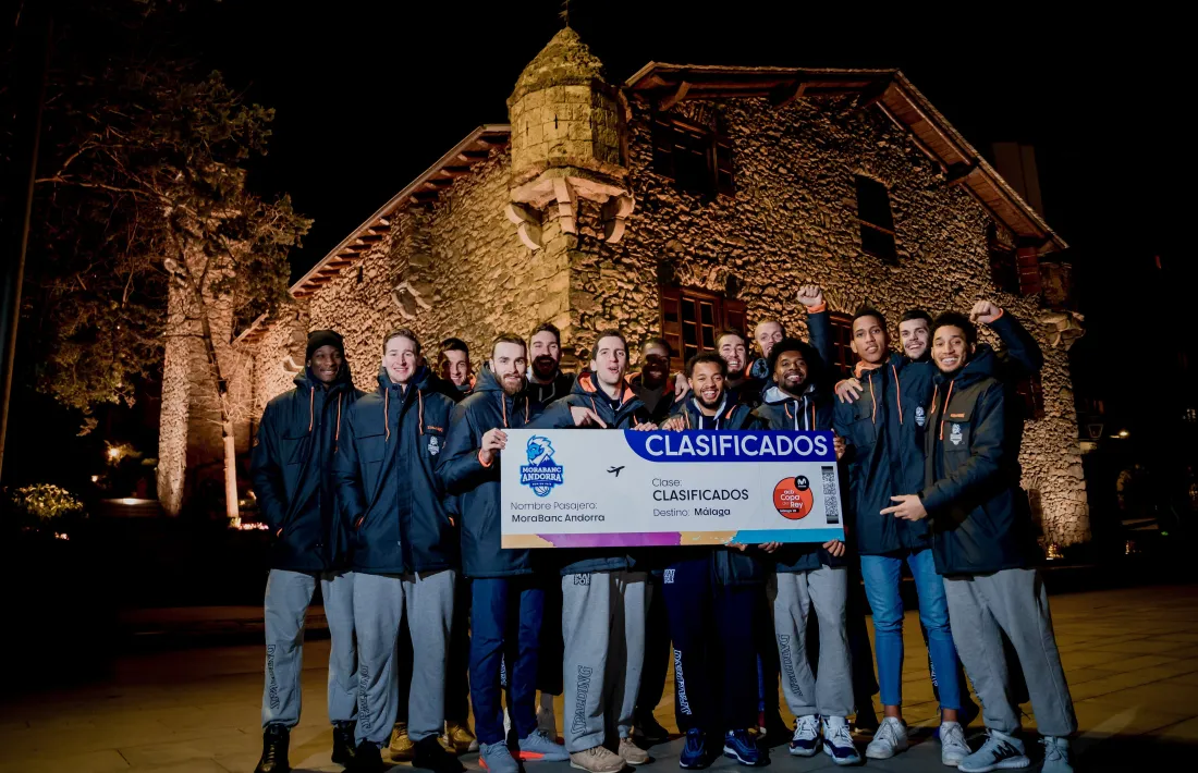 Els jugadors del MoraBanc amb el bitllet que certifica la seva presència a la Copa.