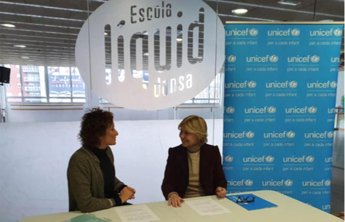Un moment de la signatura de l'acord entre Líquid Dansa i Unicef.