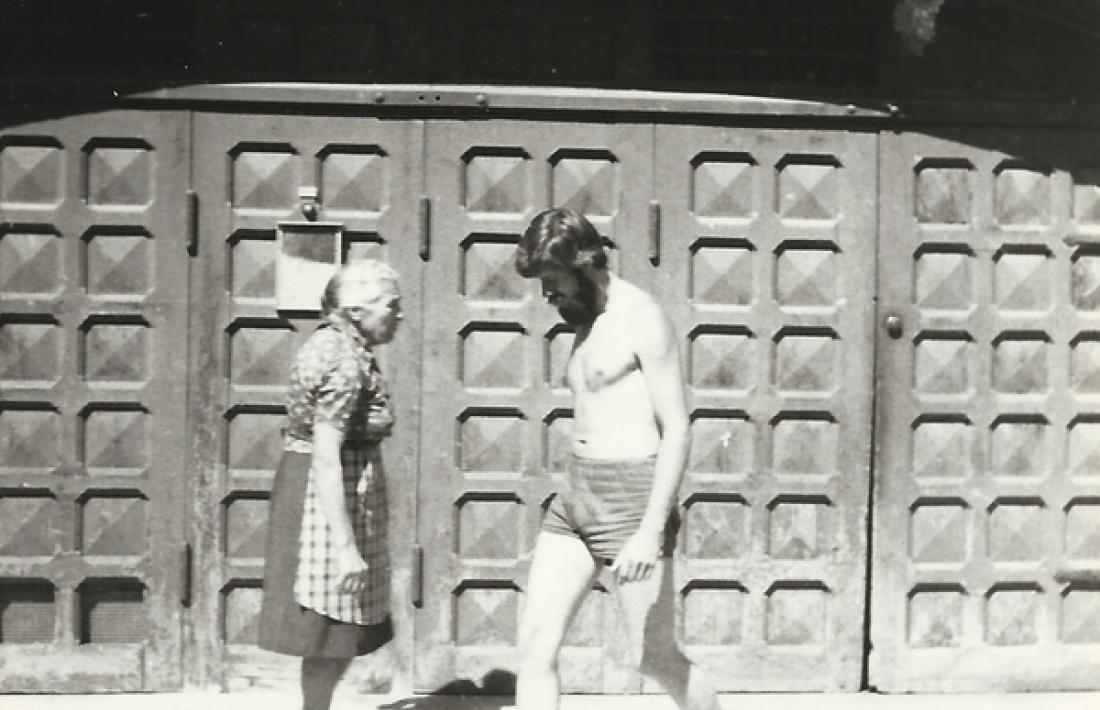 1977: la senyora Concepció i el locutor François Chevalier, a l’estació del roc del Pui.