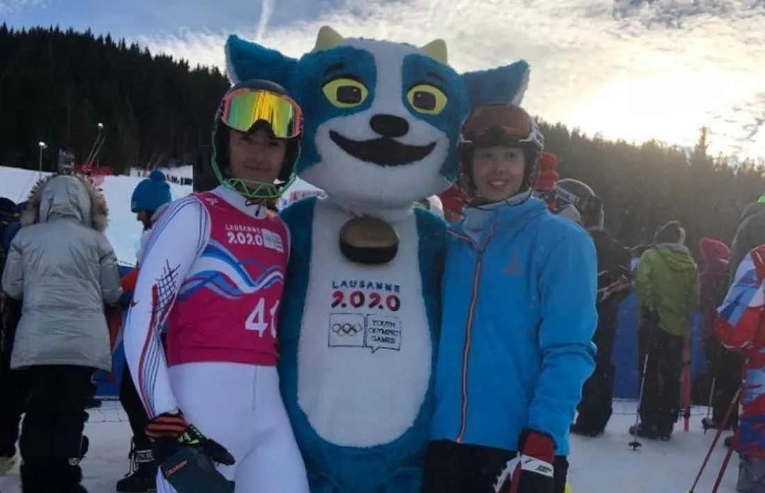 Carla Mijares i Ty Acosta amb la mascota dels Jocs Olímpics de la Joventut.
