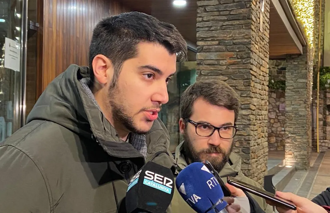 El secretari d'organització del PS, Pere Baró, acompanyat del representant de la JSA a l'executiva,  Joao de Melo