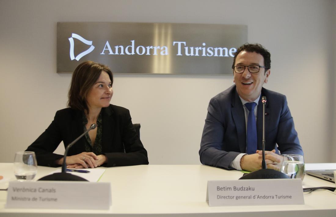 La ministra de Turisme, Verònica Canals, i el gerent d’Andorra Turisme, Betim Budzaku, en la roda de premsa d’ahir.