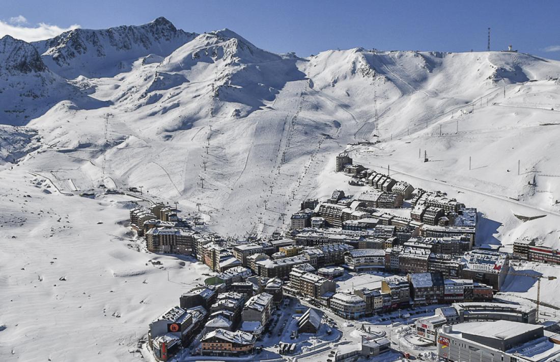 Vista del poble i les pistes del Pas de la Casa.