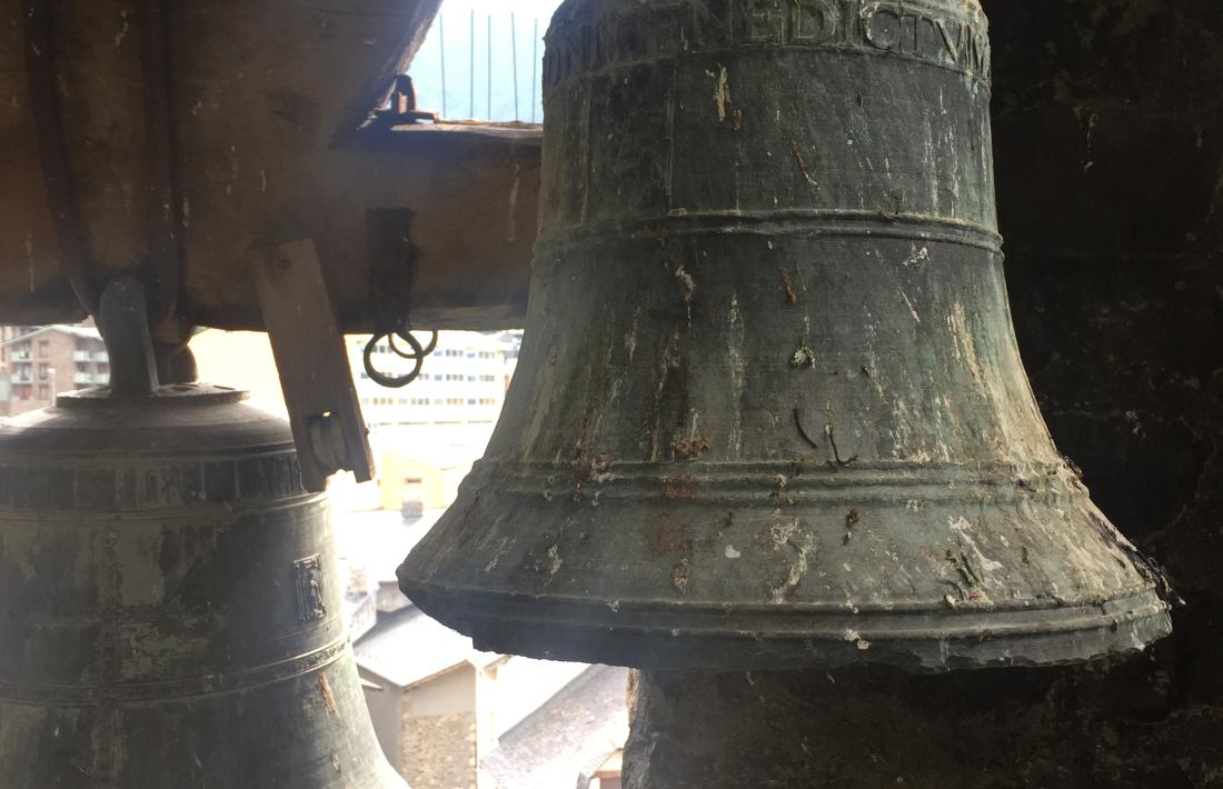 La 'Jesús i Maria', en primer pla, al tercer pis del campanar; al darrera hi ha la 'Santa Eulàlia'.