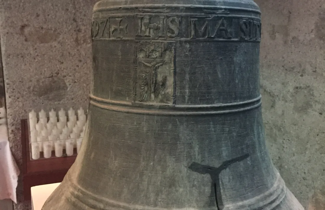 La 'Jesús i Maria', amb l'esquerda, exposada a Santa Eulàlia. Fa 40 centímetres de diàmetre i 42 d’alçada, pesa uns 40 quilos