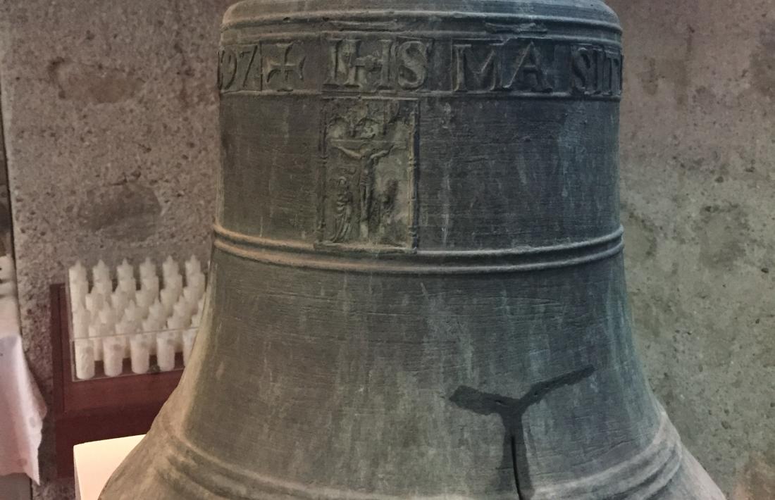 La 'Jesús i Maria', amb l'esquerda, exposada a Santa Eulàlia. Fa 40 centímetres de diàmetre i 42 d’alçada, pesa uns 40 quilos