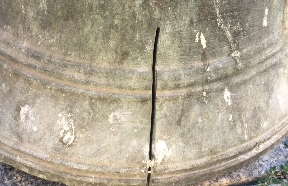 Primer pla de l'esquerda, quan la 'Jesús i Maria' encara estava penjada del  jou al campanar de Santa Eulàlia.