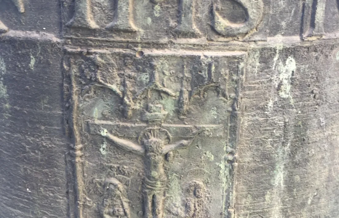 Detall del Calvari que il·lustra la campana.