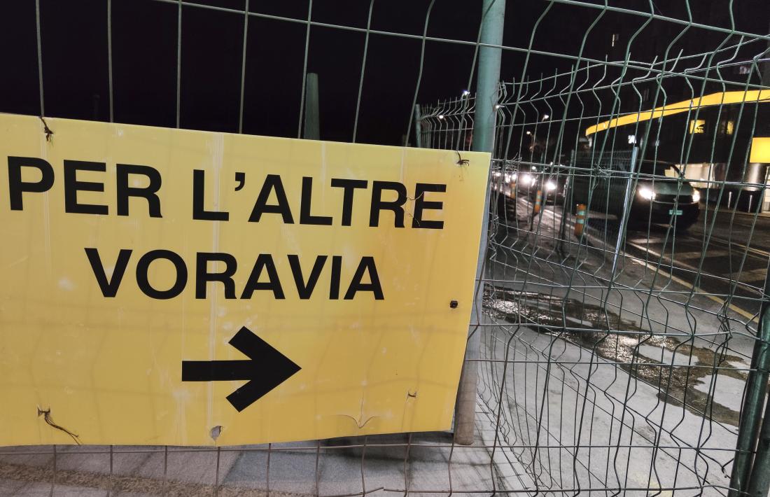 Un dels cartells de les obres que fa desviar els vianants a Francesc Cairat.