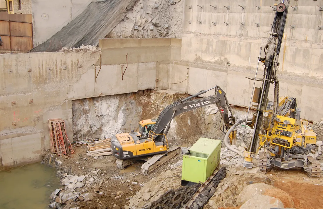 Les màquines treballant en una obra.