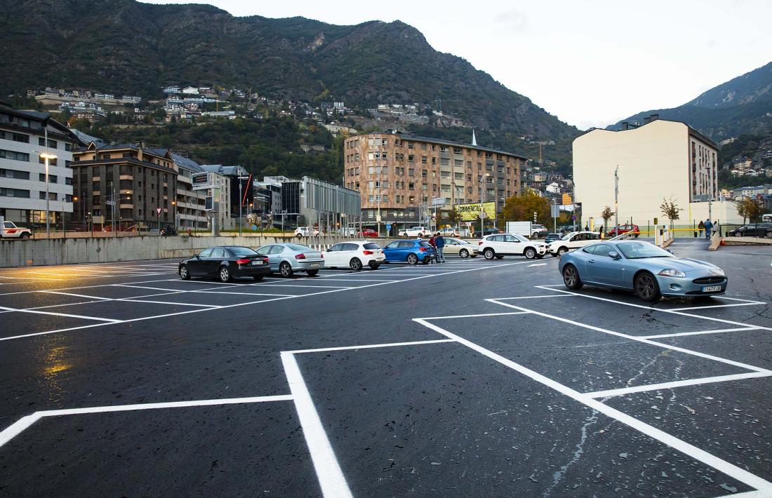 Vehicles estacionats a l'aparcament Valira.