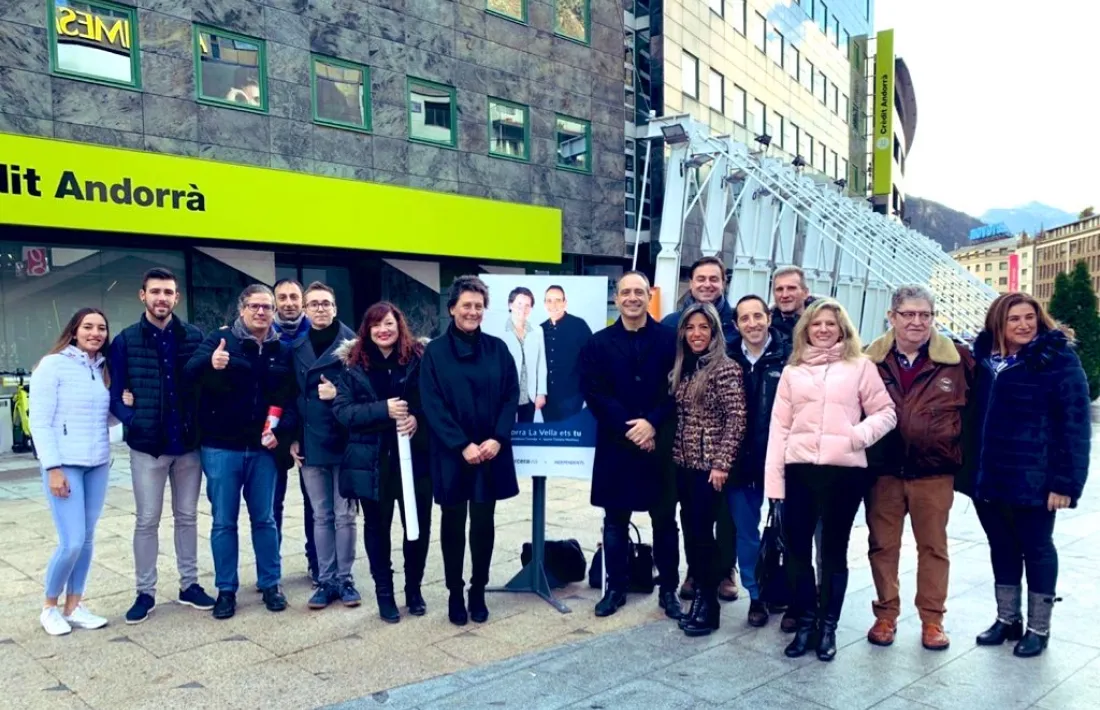 Els membres de Terceravia+I el dia de la penjada de cartells.