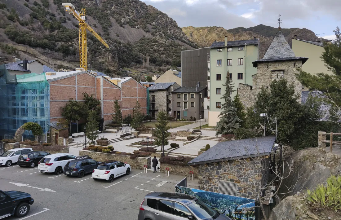 Perspectiva de la zona posterior de Casa de la Vall que el Consell vol remodelar, des del roc del tossal del Felip.
