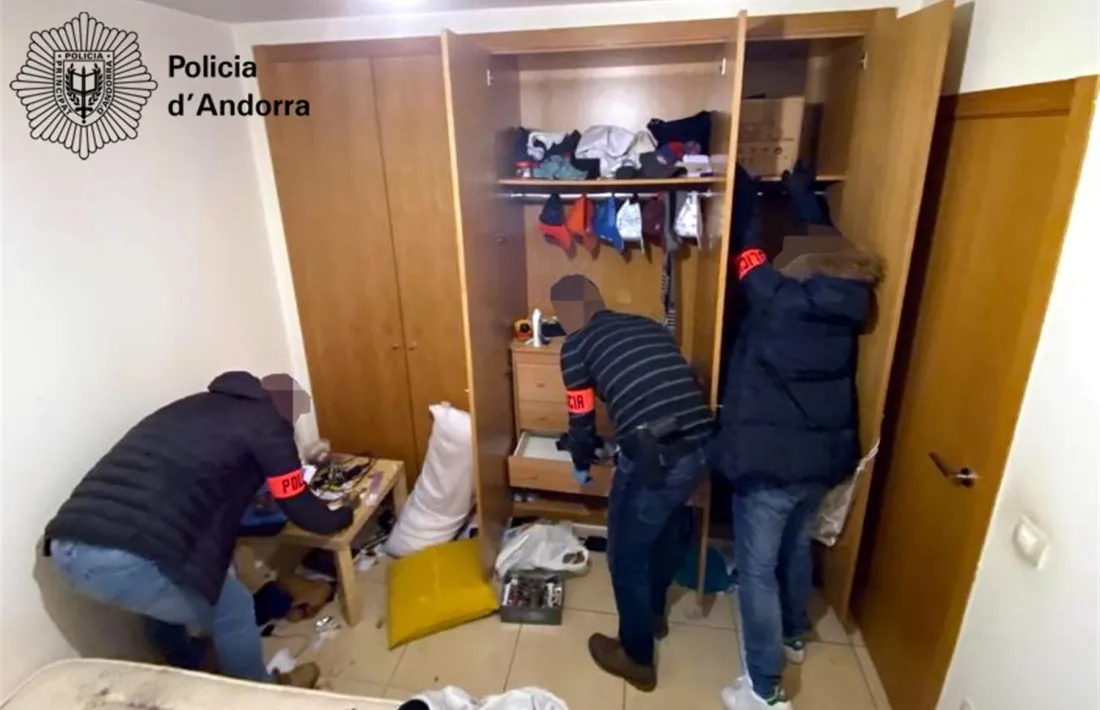 Escorcoll policial en un pis relacionat amb l’operació ‘Redbull’.