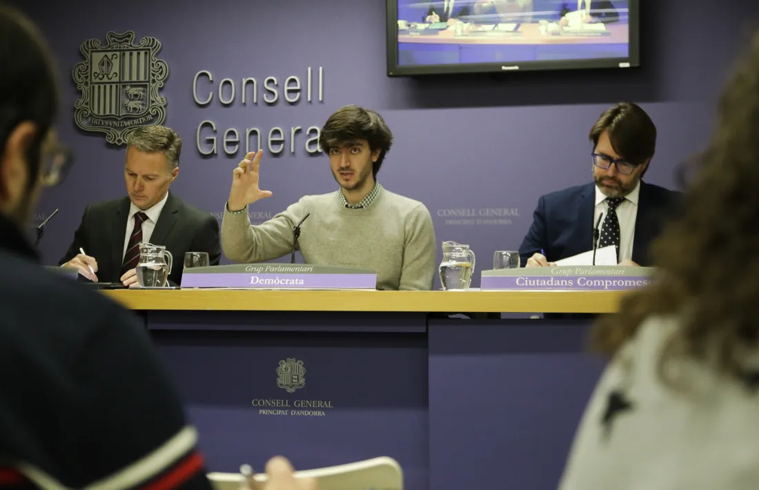 Els tres consellers dels grups de la majoria durant la roda de premsa d’ahir al Consell General.