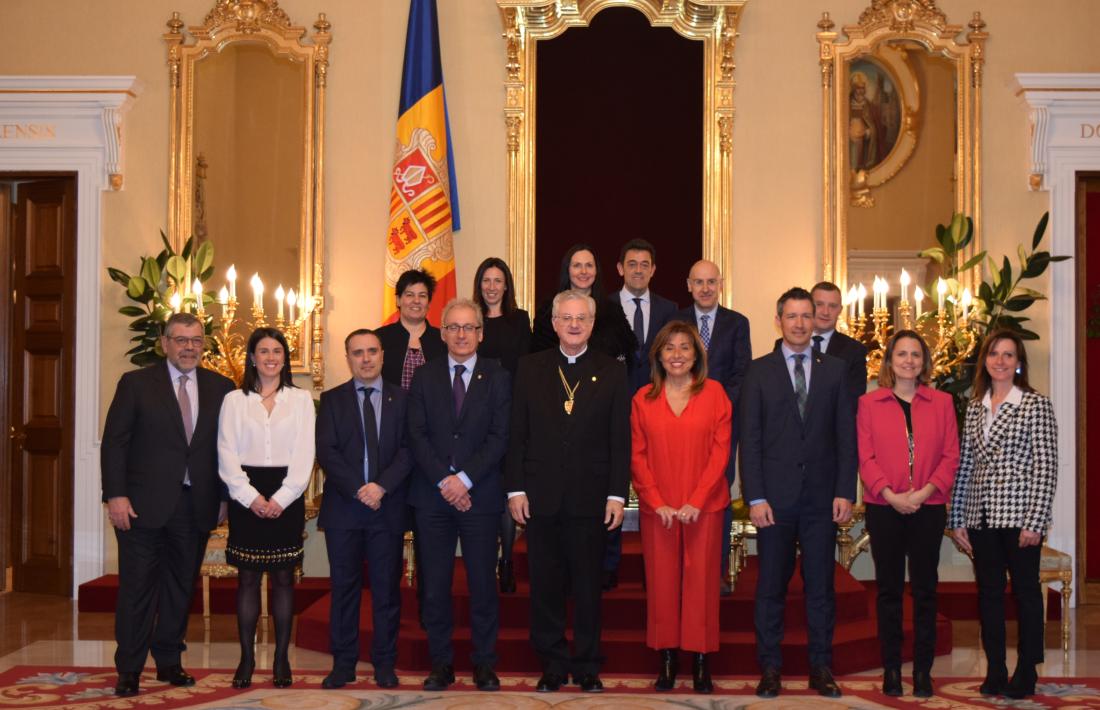   Foto de família de tots els cònsols amb Joan-Enric Vives.