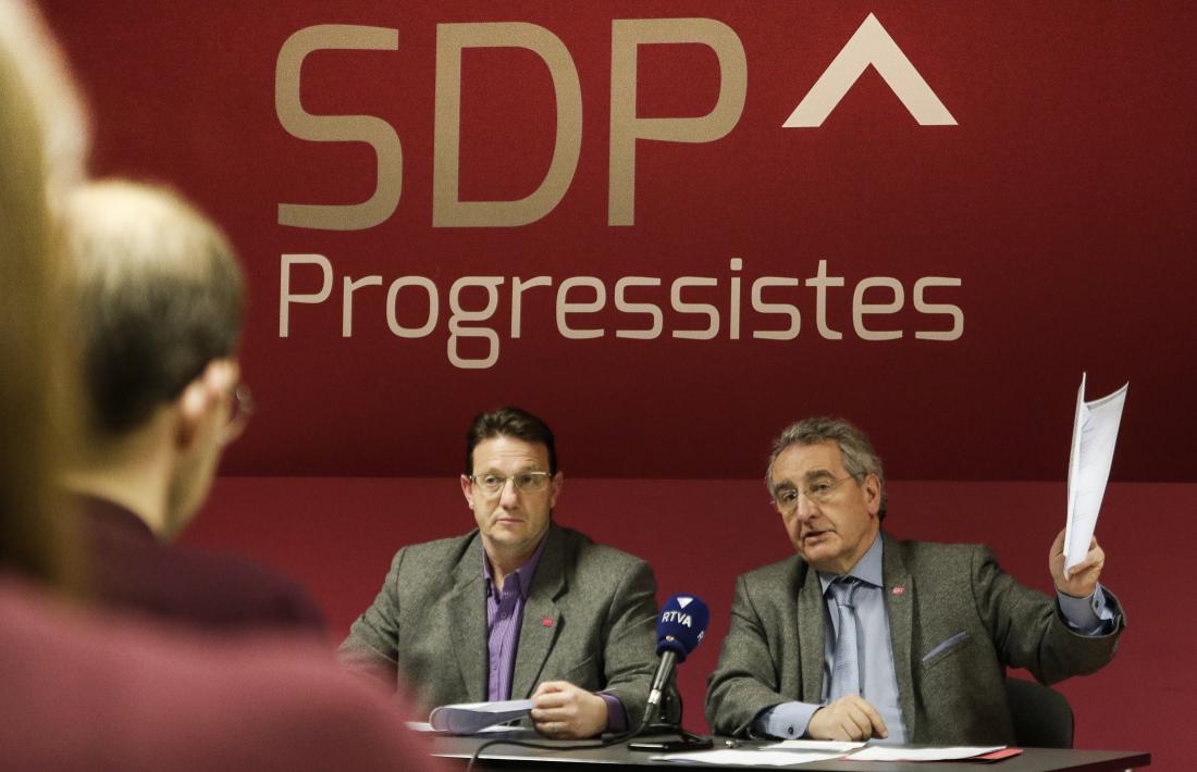 Bartumeu mostra els documents en què es va basar per parlar de la quota de l’FMI.