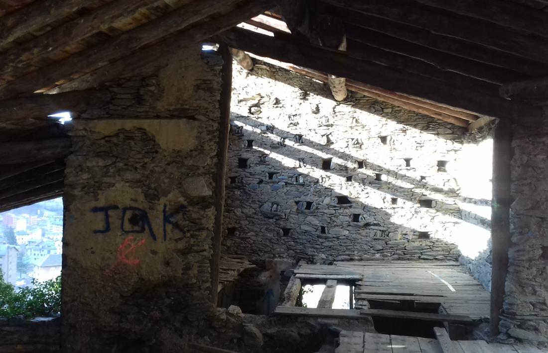 El segon pis del colomer, on hi havia els nius: se n'han conservat 102 dels prop de 160 que es calcula que hi havia.
