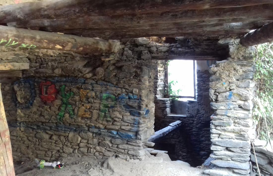 Primera planta, habilitada com a vivenda, extrem que converteix en colomer de Cotxa en un cas únic entre els andorrans. Atenció al festejador i, sobretot, al marc de l aporta, arrencat, que originalment conservava unes interessants musicadures.