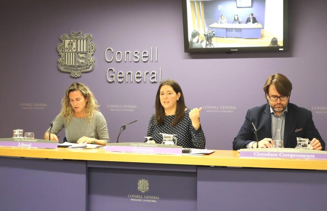 Eva López, Maria Martisella i Carles Naudi el dia de la presentació de la llei.