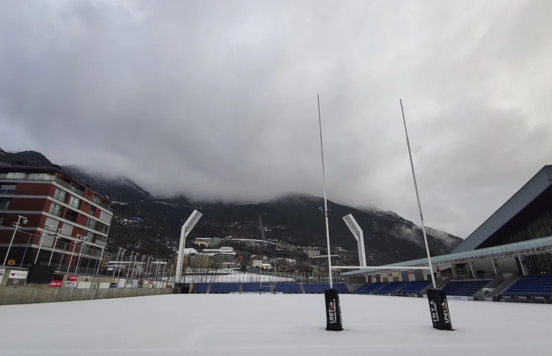 L’Estadi Nacional estava ahir totalment blanc després de la nevada de dimecres.