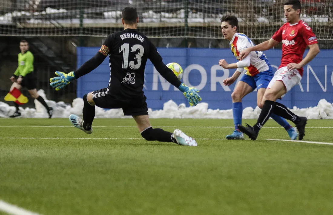 Iker Goujón va tenir una gran ocasió de gol amb una ‘picadeta’ que va salvar Bernabé. Foto: Facundo Santana