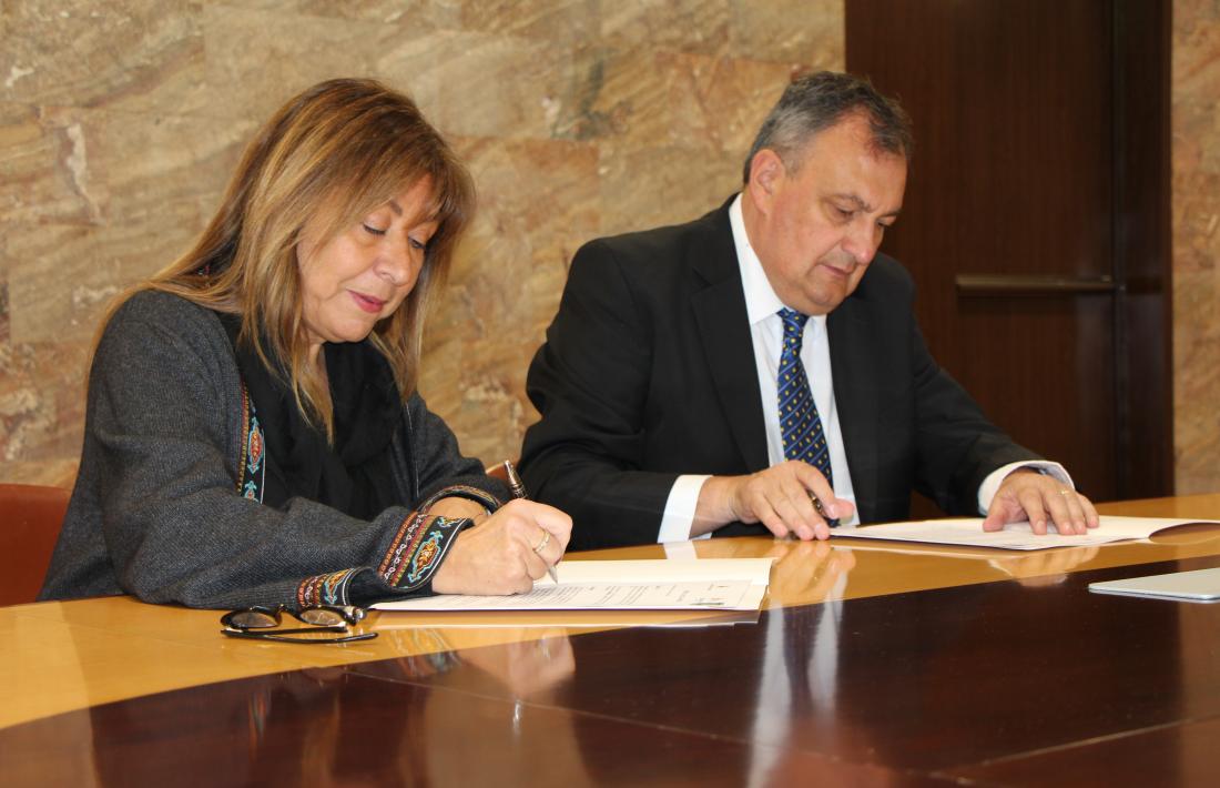 Conxita Marsol i Gustavo Gennuso en el moment de la signatura de l'acord.
