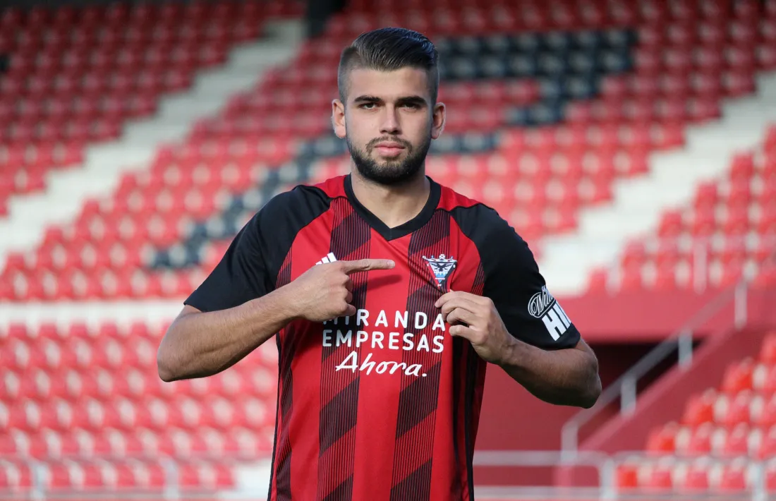 Andrés García arriba com a cedit.