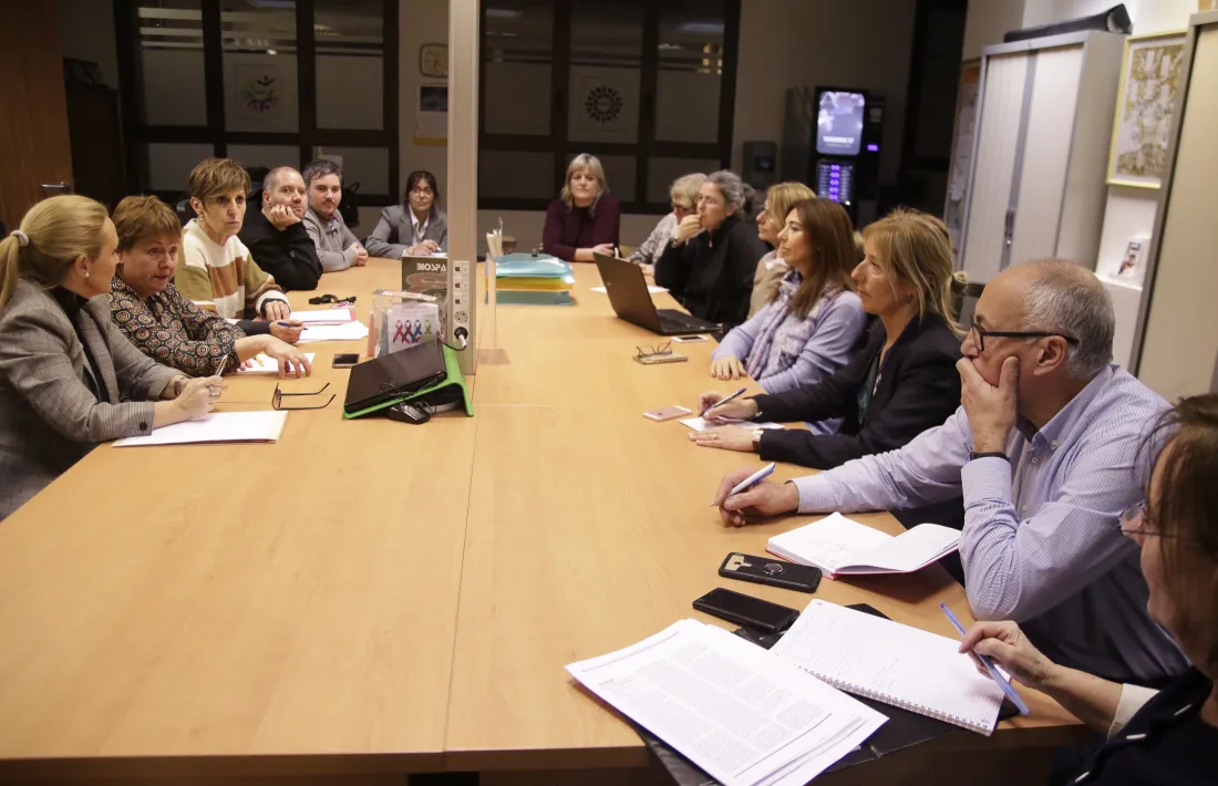 Un moment de la reunió entre els grups parlamentaris de la majoria i els membres de la FAAD, ahir.