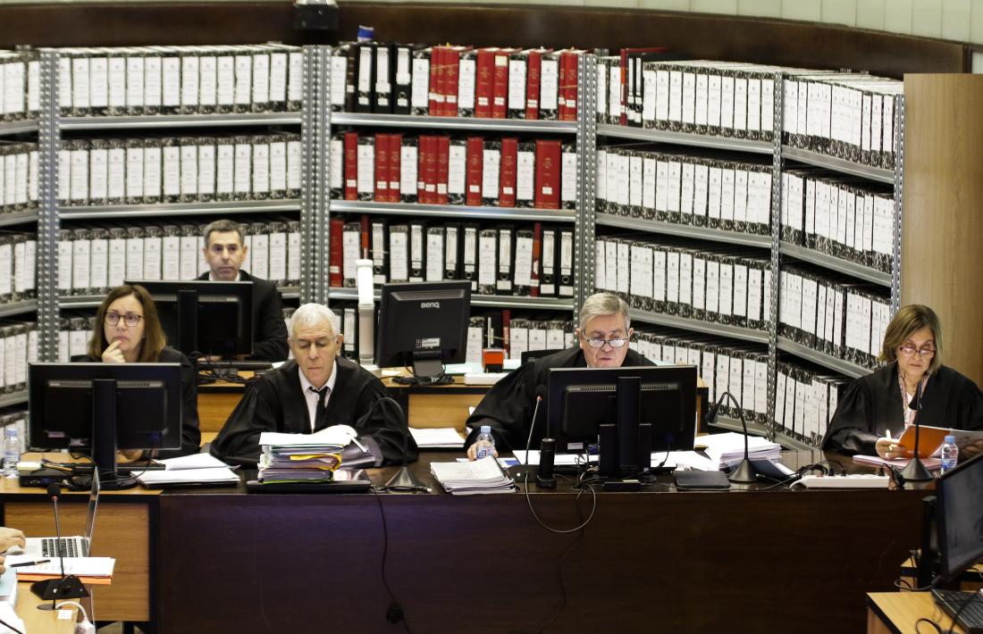 La secretària judicial i els tres membres del tribunal Jacques Richiardi, Enric Anglada i Concepció Barón.