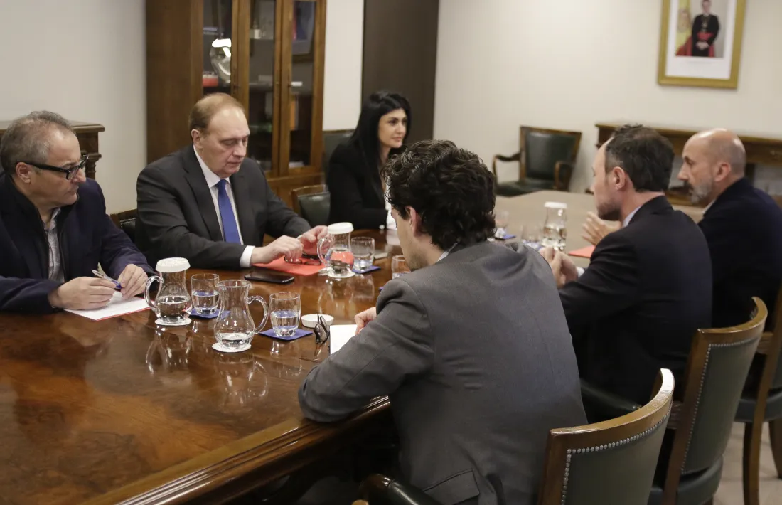 Un moment de la reunió entre el Govern i Terceravia per tractar del pacte d’Estat de salut, ahir.