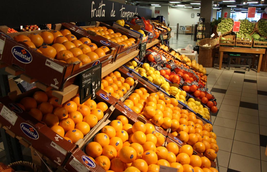 Secció de fruiteria d'una gran superfície comercial.