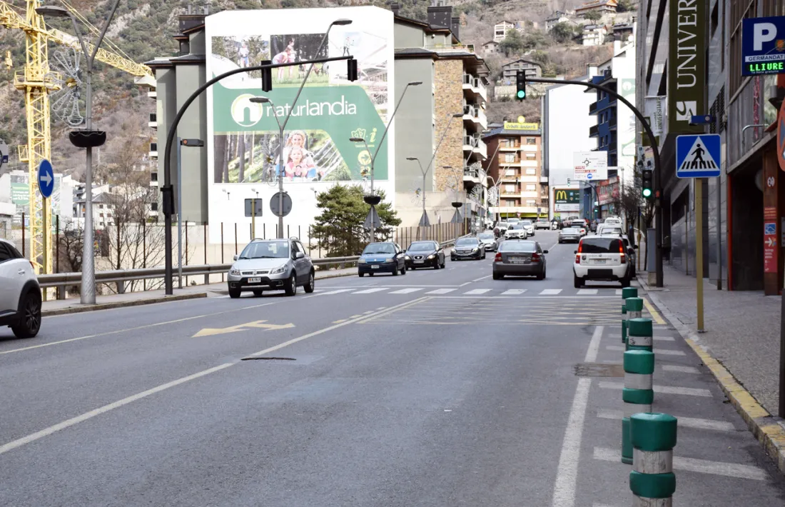 Tram de l'avinguda Francesc Cairat on s'estudia incorporar un carril reversible.