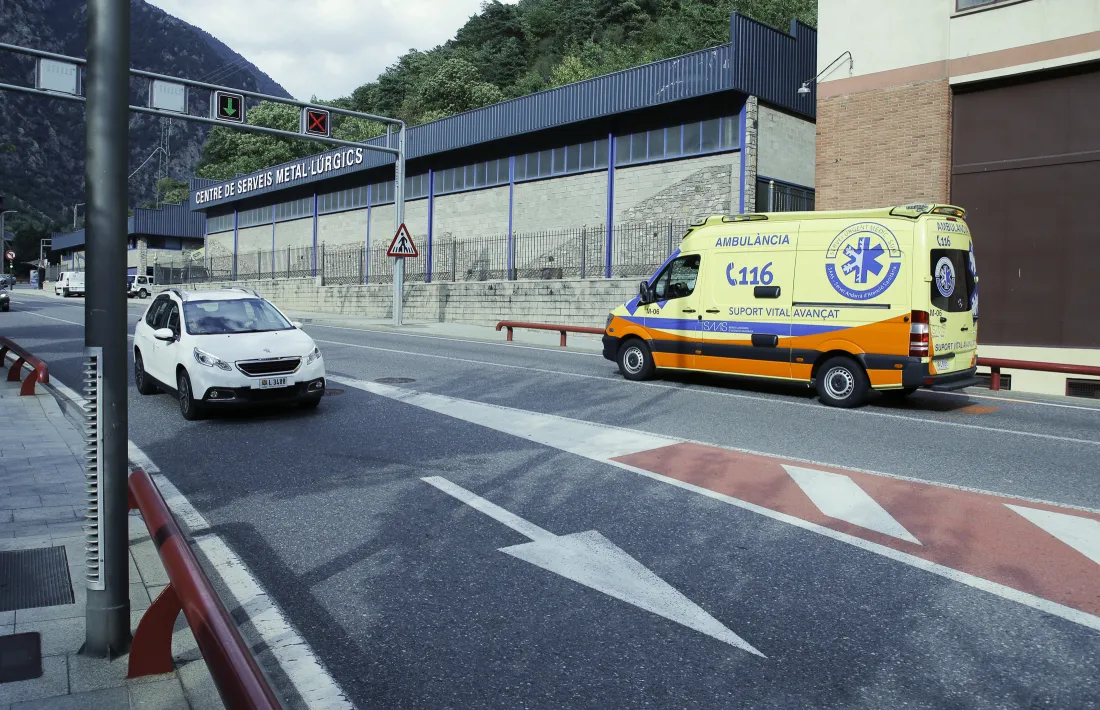  Equips d’emergències treballant en un accident de trànsit.