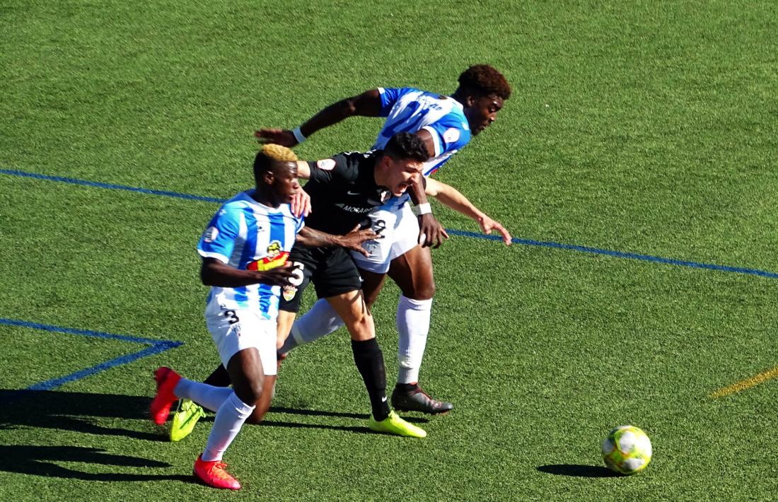 El lateral dret de l’FC Andorra Miguel Loureiro rep la pressió de Peñaloza i Ronald.