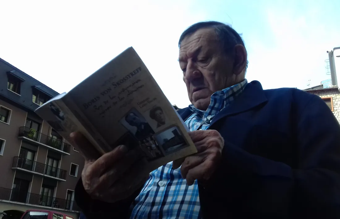 Morell fulleja un exemplar de la biografia que l’historiador Gerhard Lang va consagrar a Boris Skossyreff.