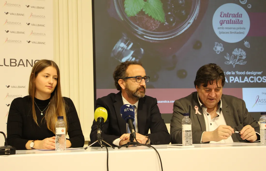 La 'food designer' Lorena Palacios, el director general de Negoci de Vall Banc Gerard Albà, i el president d'Assandca Josep Saravia, durant la presentació del taller 'La paella pel mànec'.