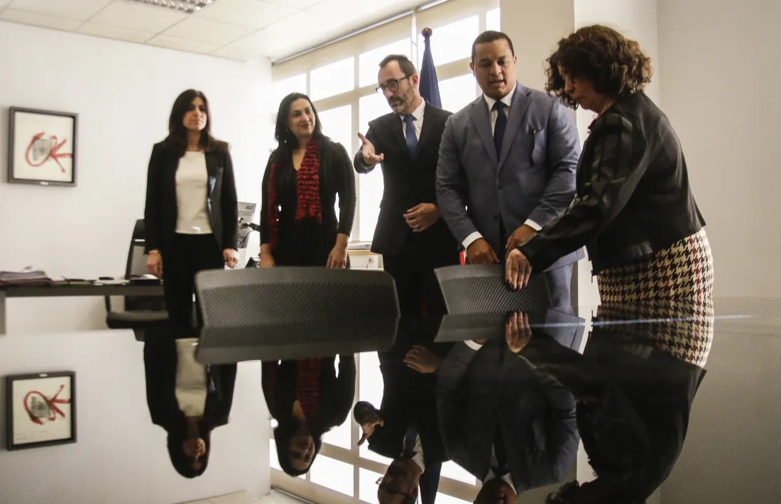 Un instant de la reunió que es va celebrar ahir al ministeri d’Afers Socials.