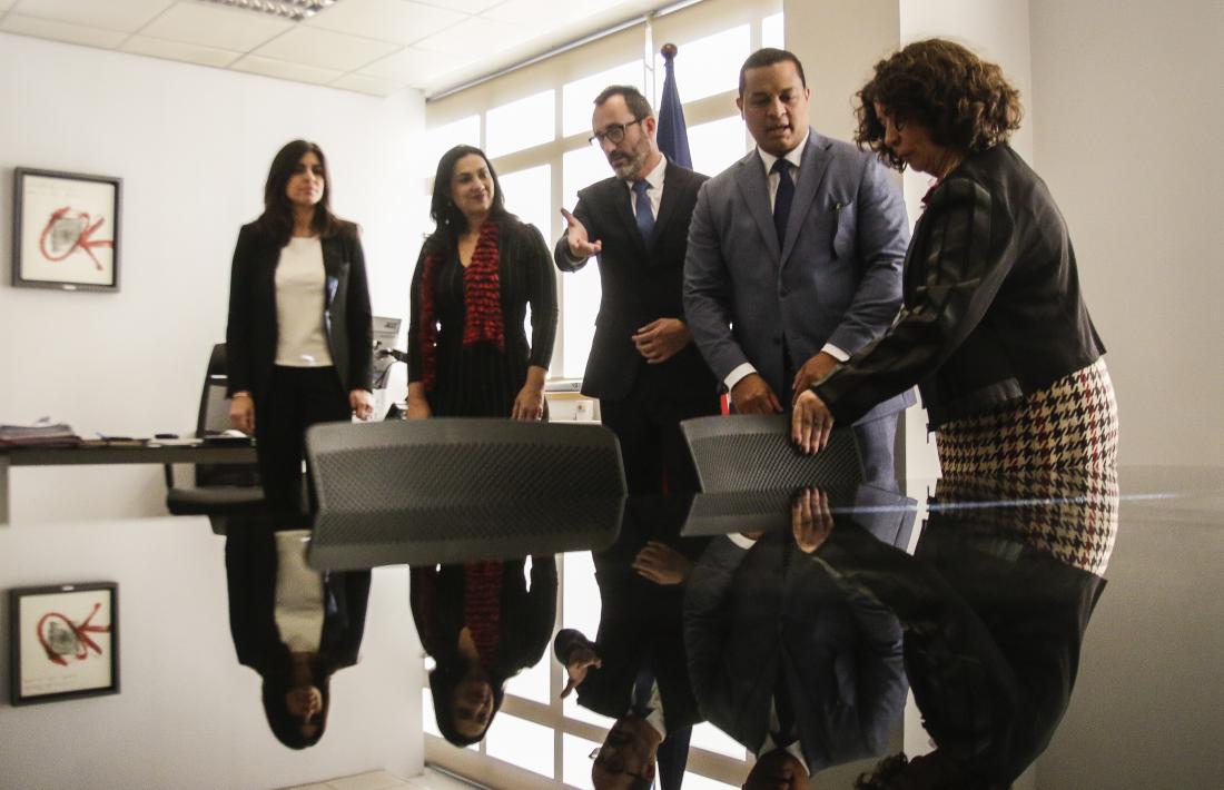 Un instant de la reunió que es va celebrar ahir al ministeri d’Afers Socials.