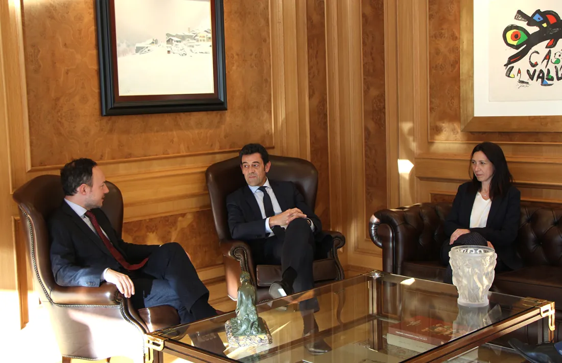 El cap de Govern, Xavier Espot, durant la trobada amb els cònsols d'Ordino, Josep Àngel Mortés i Eva Choy.